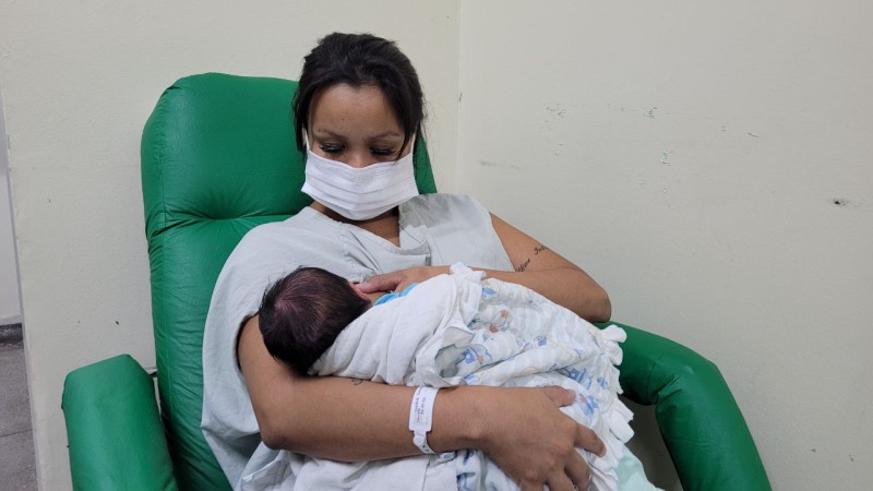 Primeiro bebê de 2022 da rede pública estadual nasce na Maternidade Alvorada