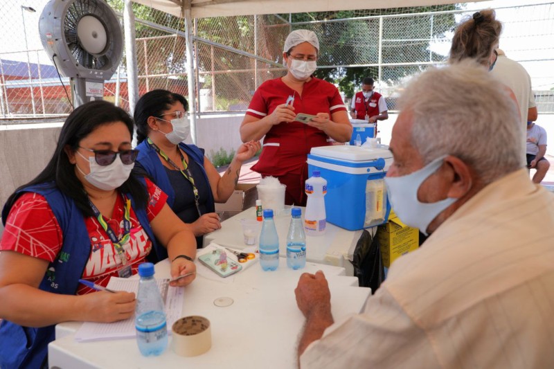 Carreta Vacina Amazonas aplicou mais de 1,2 mil doses no primeiro dia de ação na zona norte de Manaus