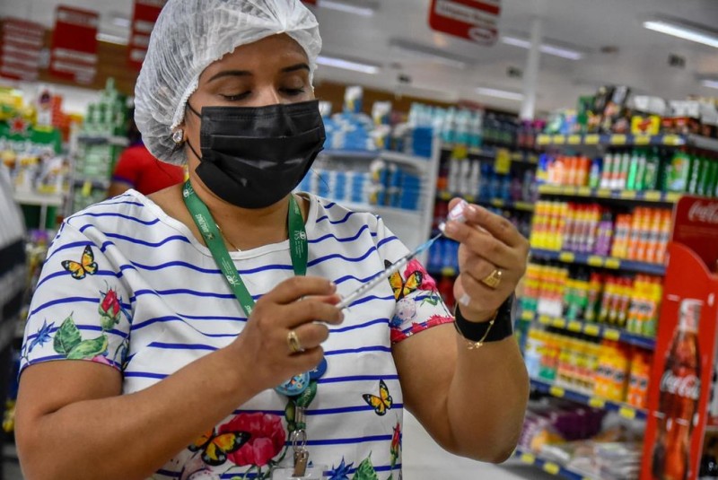 Profissionais do Projeto RespirAR participam do último dia de vacinação nos supermercados de Manaus