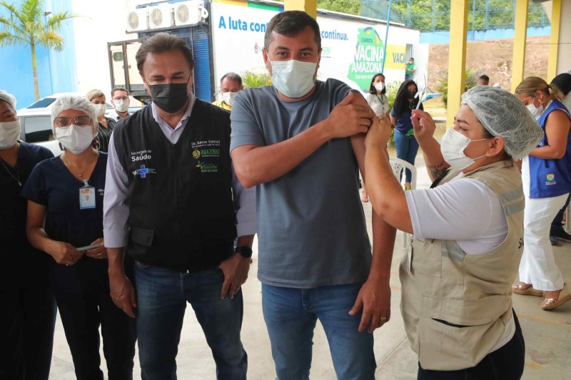Ao receber terceira dose na Carreta Vacina Amazonas, Wilson Lima convoca população para atualizar esquema vacinal contra a Covid-19