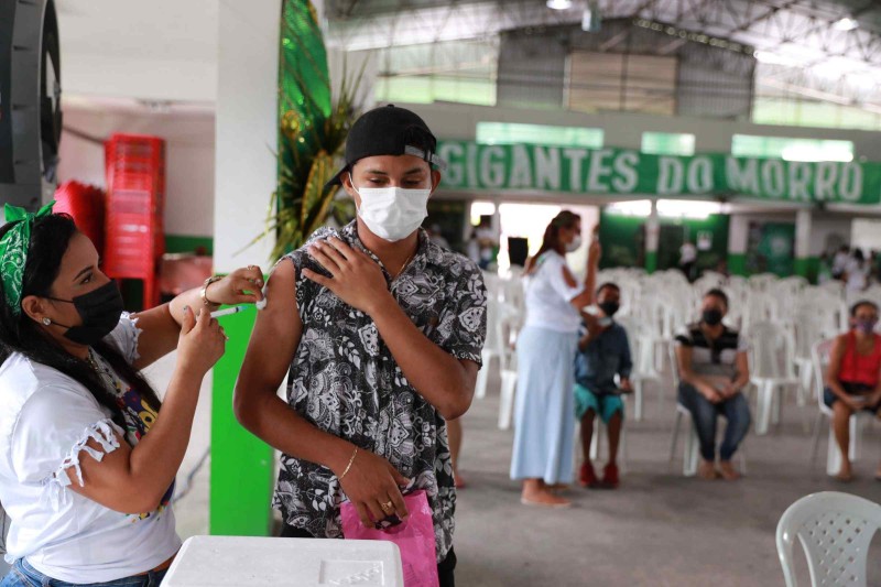 Campanha ‘Pra Sambar Tem que Vacinar’ alcança mais de 2,2 mil pessoas, na manhã deste sábado (05/02)