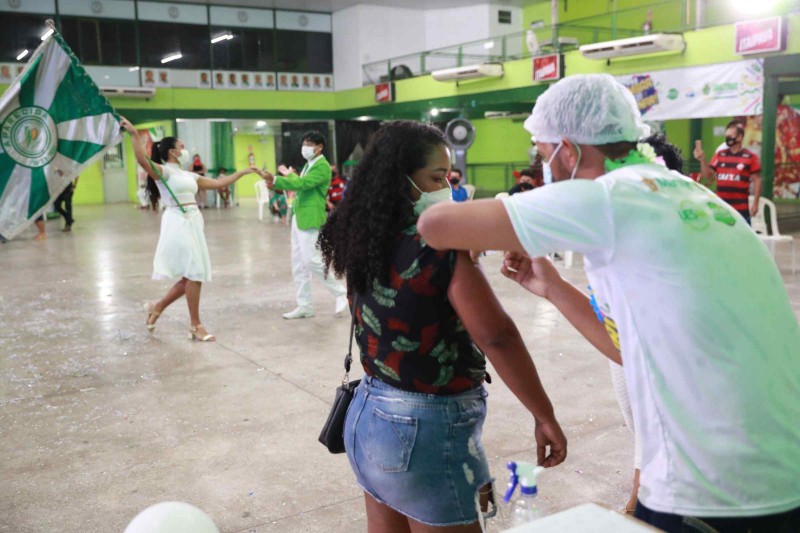 ‘Pra Sambar Tem que Vacinar’: campanha atrai comunidade do samba para completar esquema vacinal contra Covid-19