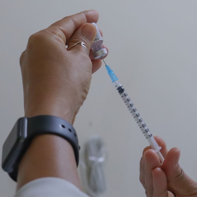Saúde vacina população com a quarta dose: confira quem pode tomar