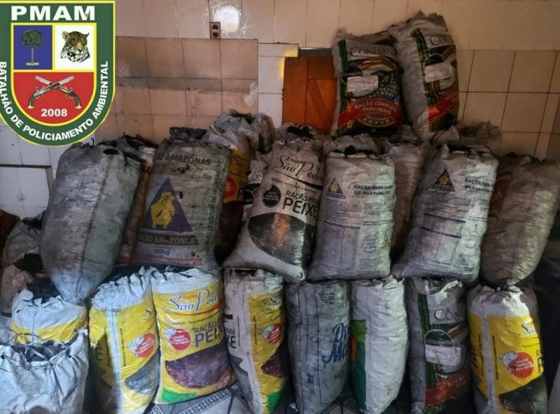 PMAM apreende carga de carvão vegetal ilegal, em Manaus