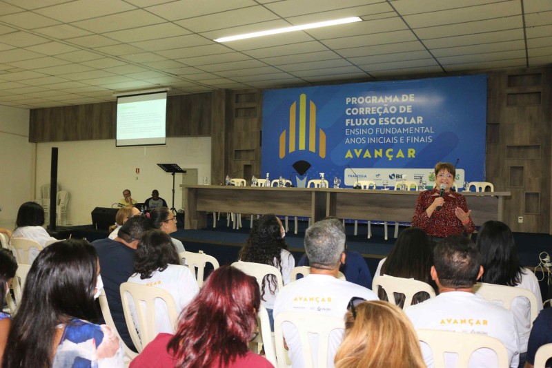 Visando melhorias, Secretaria de Educação forma profissionais em programa de correção de fluxo