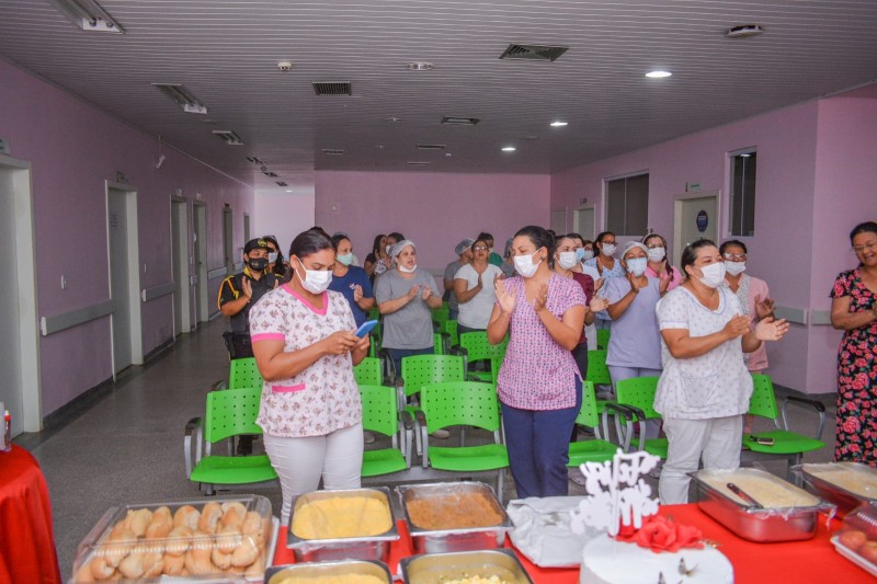Funcionárias da Maternidade de Cruzeiro do Sul recebem homenagem no Dia das Mães