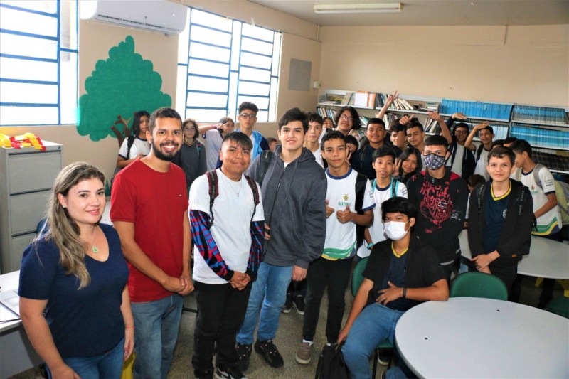 Professora da rede estadual leva convidados à sala de aula para mostrar Matemática em cada profissão