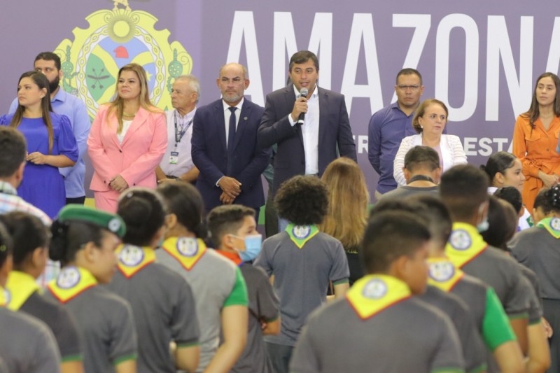 Governador Wilson Lima entrega patentes para 440 alunos do projeto ‘Escola Segura, Aluno Cidadão’