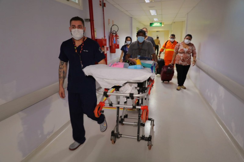 Bebês cardiopatas recebem alta do Hospital Francisca Mendes após meses hospitalizadas