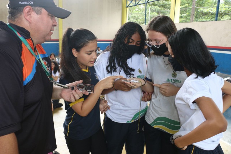 Estudantes da rede estadual recebem palestra e aula interativa sobre orientação e uso de bússola
