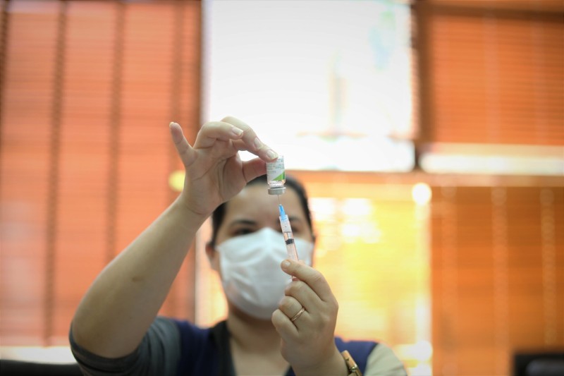 Saúde do Estado oferta vacinação contra covid-19, influenza e tríplice viral para servidores da Aleac
