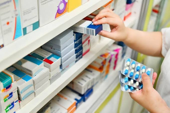 Entenda como a pandemia de covid-19, a guerra na Ucrânia e a alta demanda por medicamentos influencia na compra pelo setor público