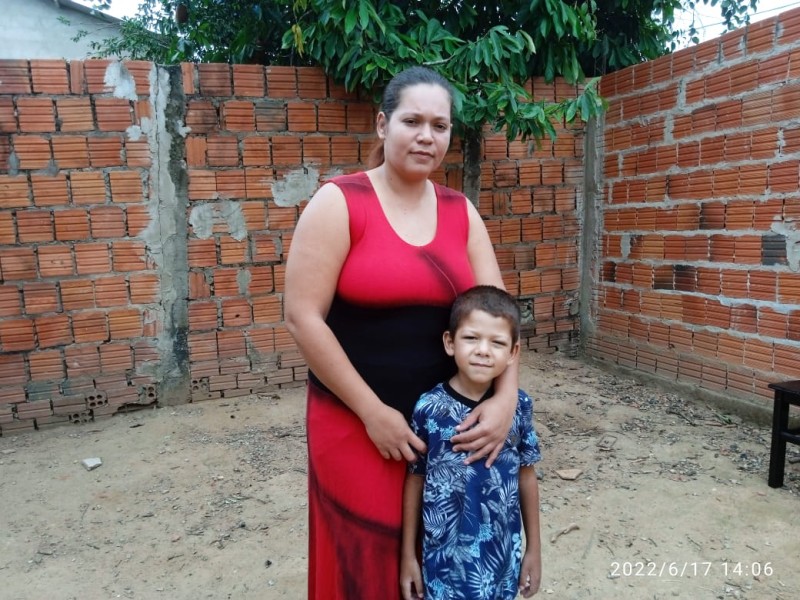 RECEBEU ALTA: Criança de 5 anos vence pneumonia grave e mãe agradece tratamento