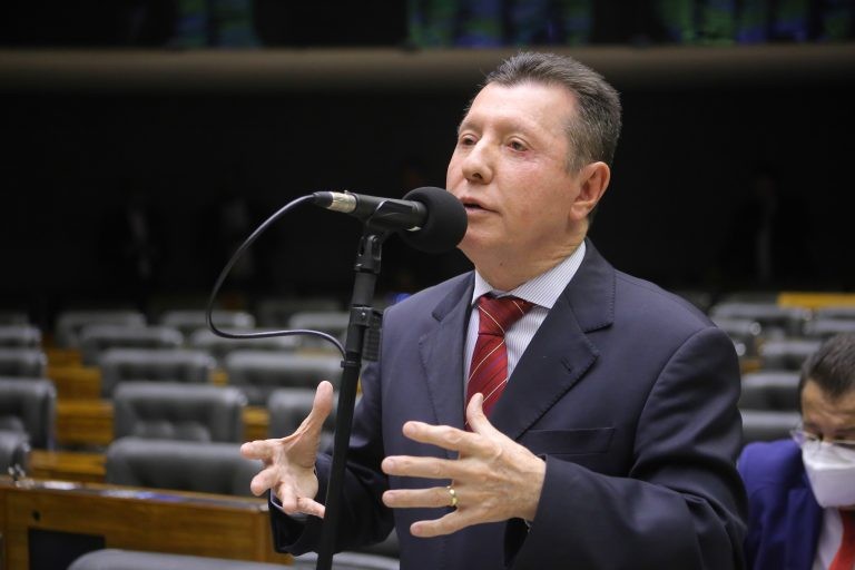 Projeto dá prazo extra de 60 dias para motorista renovar CNH