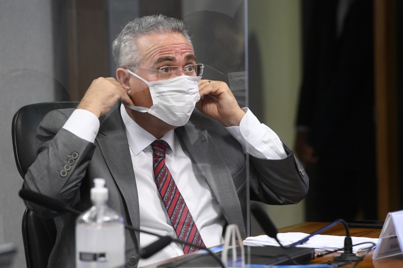 Renan Calheiros se recusa a fazer perguntas a médicos na CPI