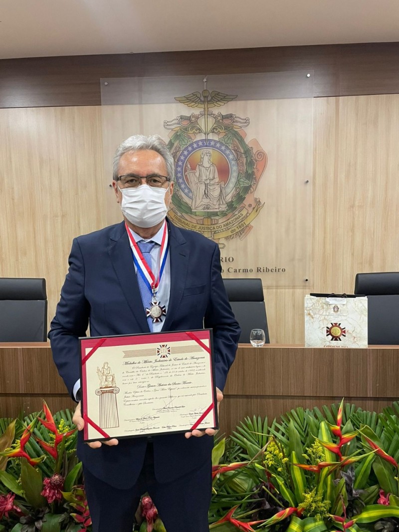 Diretor-presidente da FCecon é condecorado com medalha do Poder Judiciário
