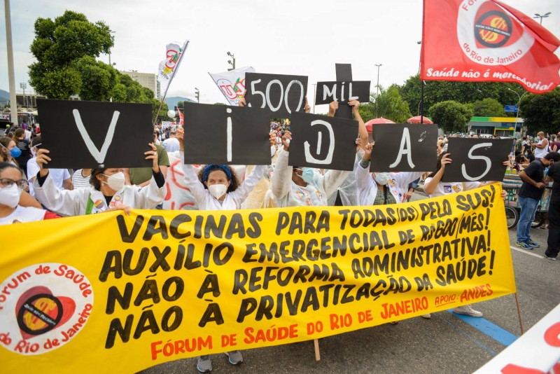 Manifestantes fazem protestos contra Bolsonaro e por vacinas