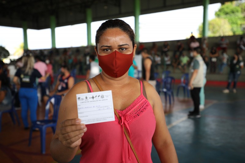Pescadora é a primeira vacinada em mutirão contra Covid-19 no município de Manacapuru