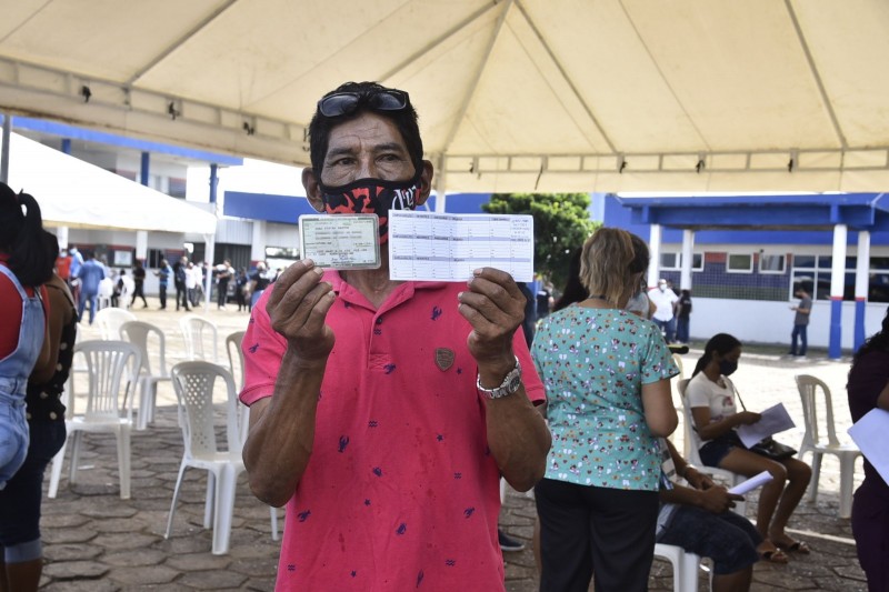 Presente de aniversário: aposentado é vacinado contra Covid-19 em Manacapuru, no dia em que completa 60 anos