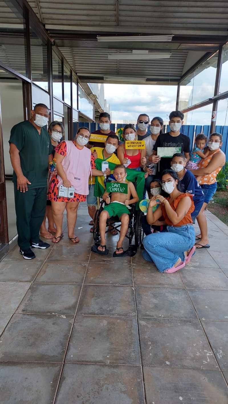 Criança em tratamento contra meningite segue evoluindo para a cura da doença e recebe mensagem de apoio do goleiro Weverton