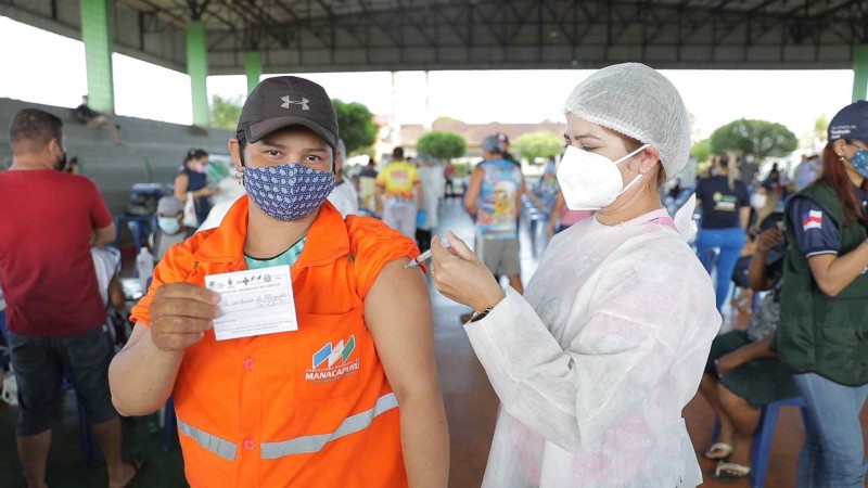 Emocionada, agente de limpeza pública de Manacapuru recebe primeira dose da vacina contra Covid-19