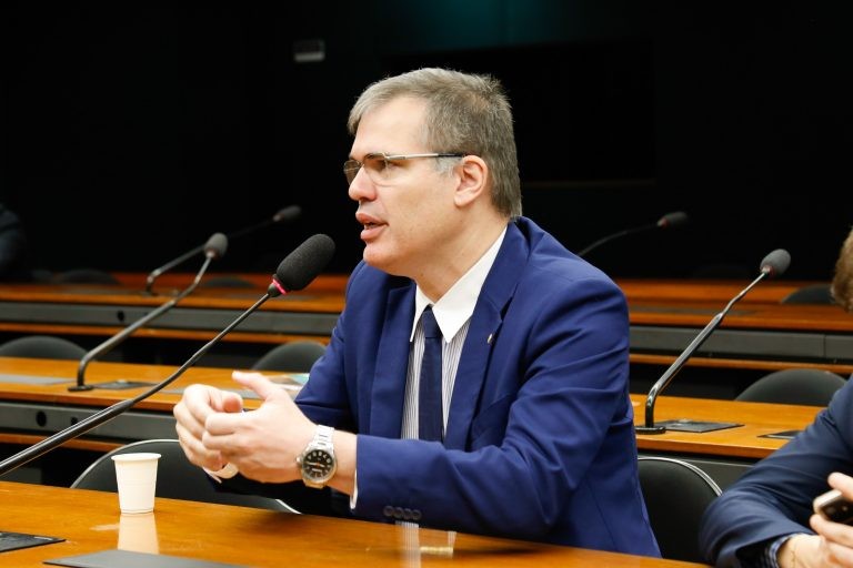 Comissão aprova alerta em produtos sobre uso prolongado de computador e celular pelas crianças
