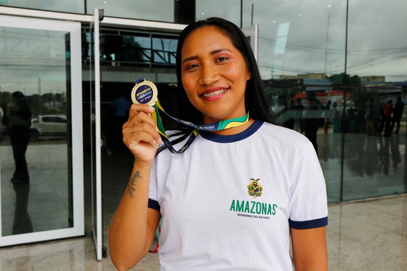 Estudante da EJA, da rede estadual de Itacoatiara, é aprovada no vestibular da UEA