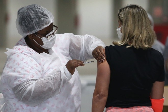 6 a cada 10 não sabem que são de grupo de risco e podem vacinar