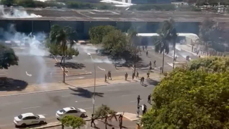 PM e indígenas entram em confronto em protesto