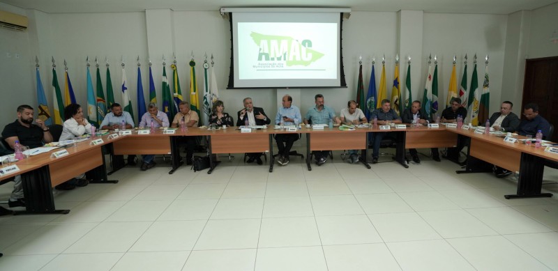 Prefeitos e parlamentares se reúnem para discutirem a implantação de aterros sanitários nos municípios do Acre