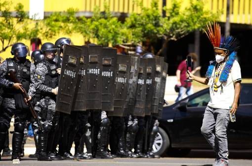 Após protesto de índios, votação sobre demarcação é adiada