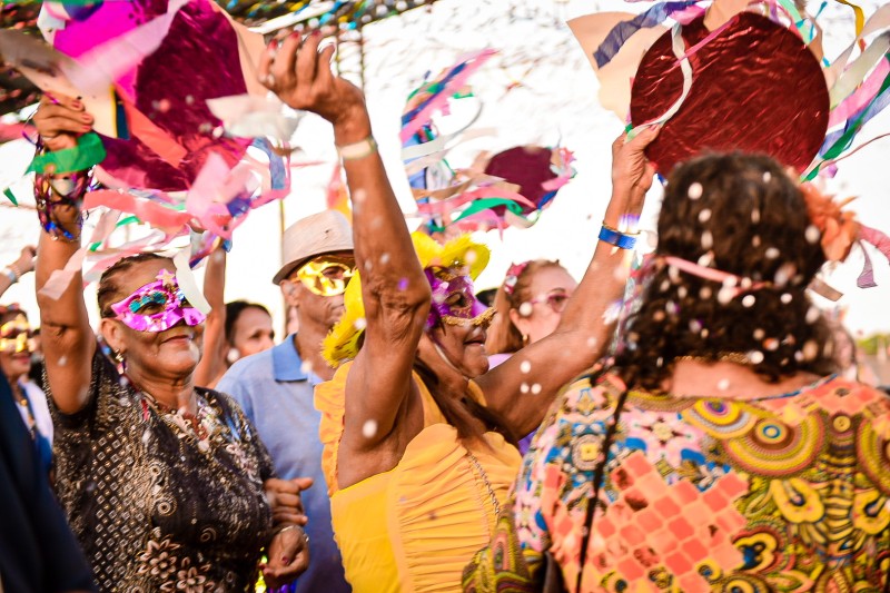 Arena ferve com baile da melhor idade no quarta dia do Carnaval da Família