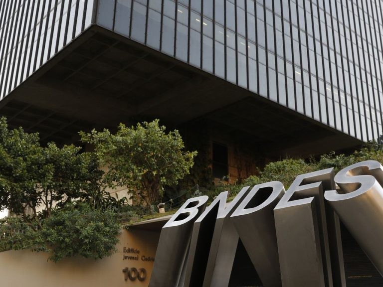 Deputados apresentam projetos para proibir financiamentos do BNDES no exterior