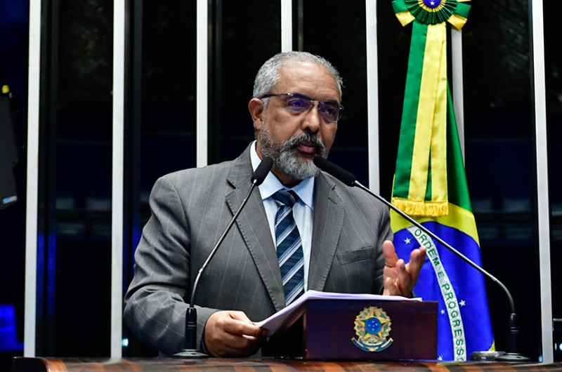 Para combater trabalho escravo é preciso acabar com terceirização na atividade-fim, diz Paim