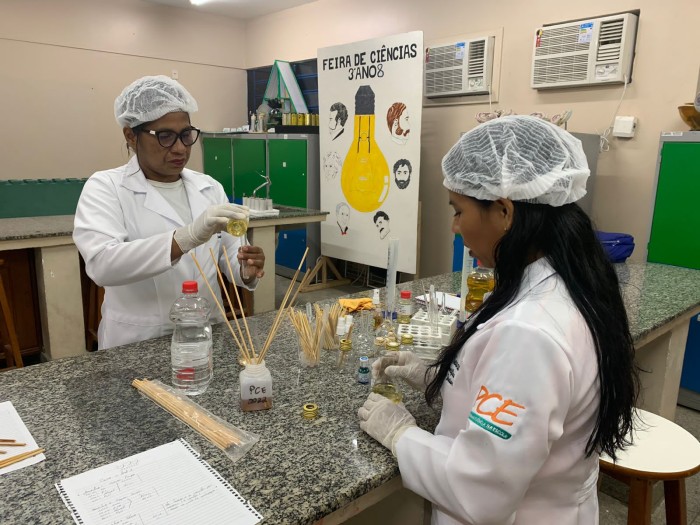 Alunos da Educação de Jovens e Adultos produzem aromatizadores e detergentes durante aulas de química