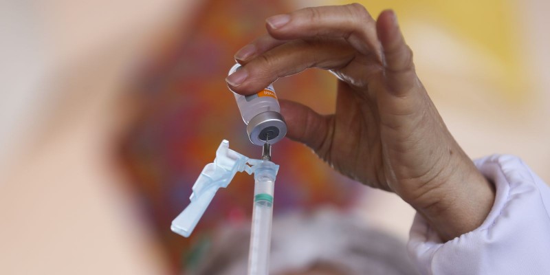 Brasil tem 18,2 milhões de casos acumulados de covid-19