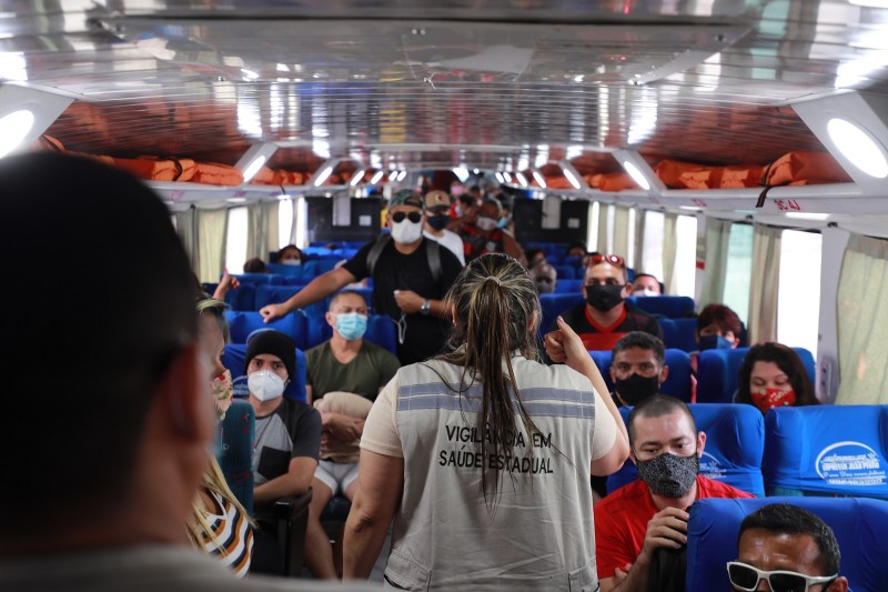 Governo do Amazonas realiza testagem de passageiros que desembarcam no porto de Parintins