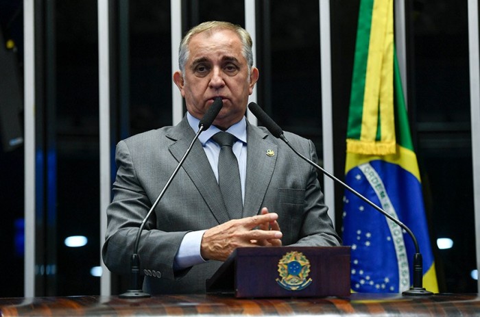 Izalci cobra recomposição dos salários da segurança pública do DF