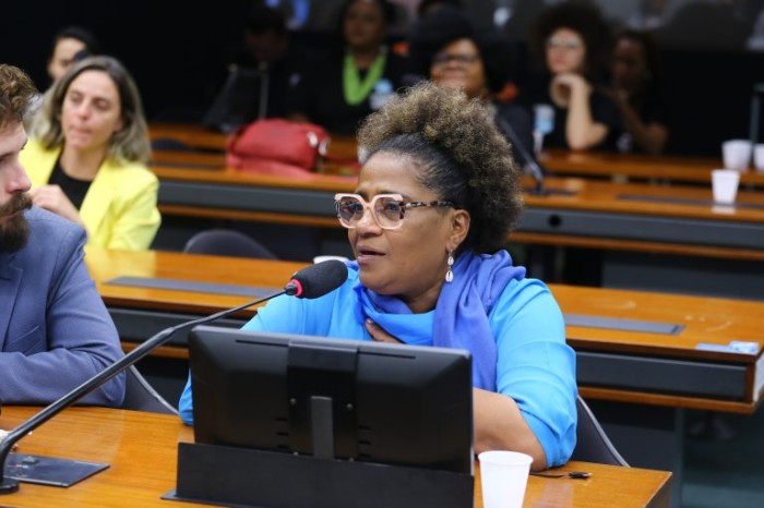 Adiado debate sobre educação da população idosa