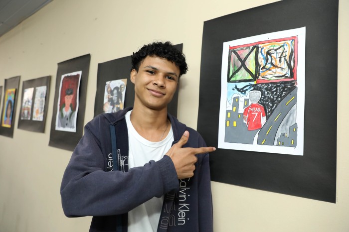 Escola Estadual organiza exposição artística com quadros produzidos pelos próprios estudantes