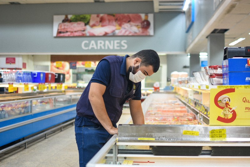 Procon-AM apreende mais de 50 Kg de produtos em supermercado na Av. Djalma Batista, em Manaus