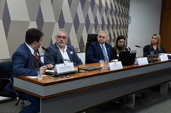 Debatedores apoiam regulação de piscinas para impedir afogamento infantil