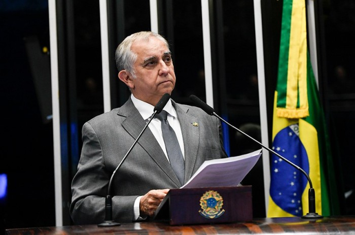 Izalci lê ofício da Associação dos Prestadores de Serviço do Senado