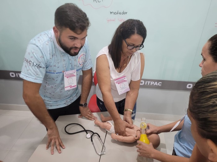 UPA do Juruá qualifica profissionais sobre emergências pediátricas e curativos e feridas