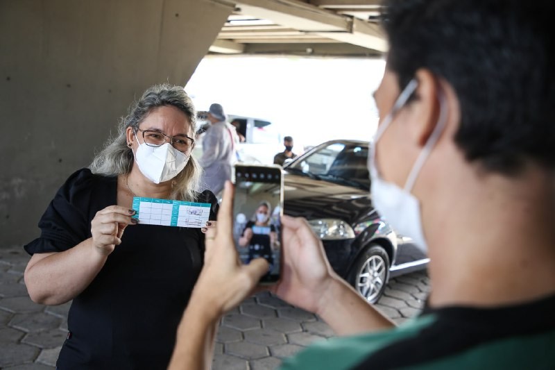 Registro da esperança: público guarda momento da aplicação como incentivo à vacinação