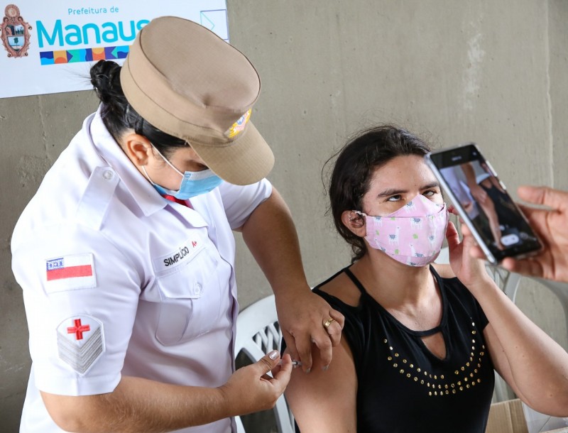 Pai e filha agora comemoram imunização após serem infectados pela Covid-19