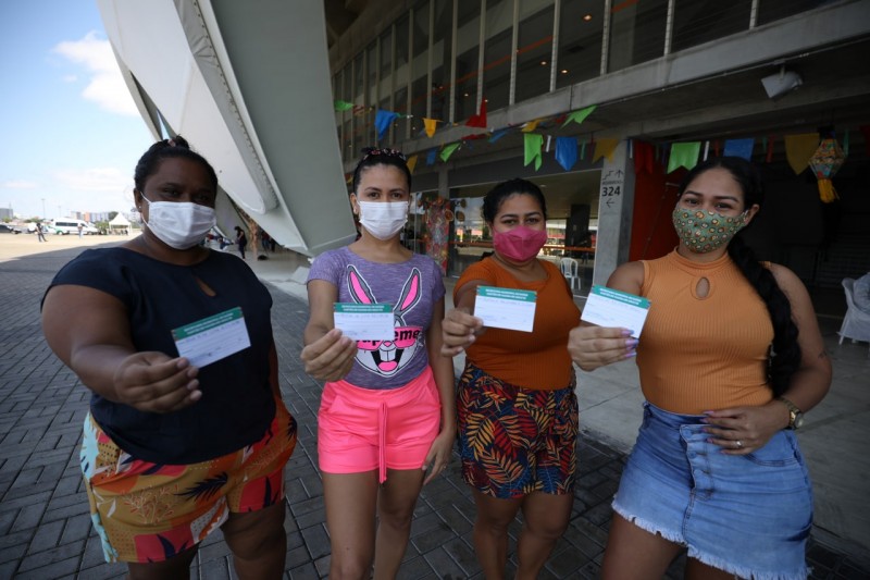 “Significa a nossa união”, diz assistente social que foi vacinada junto com três amigas durante mutirão
