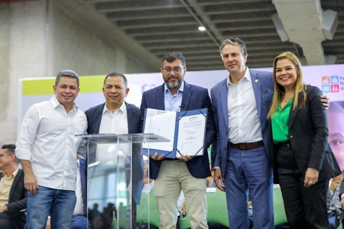 Governo do Amazonas entrega mais de 600 livros à escola bilíngue de francês da rede estadual