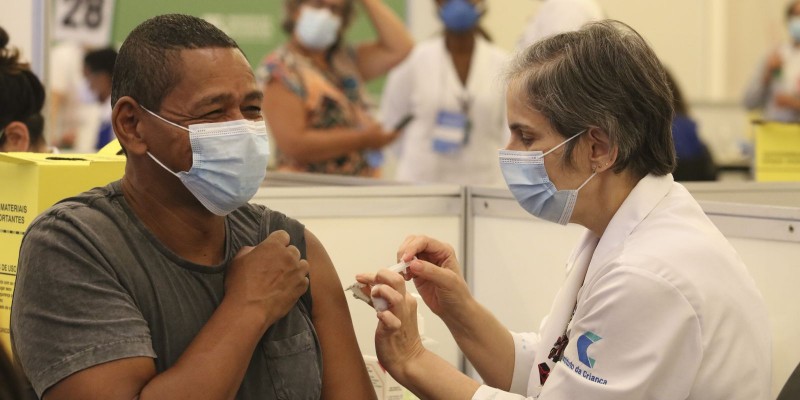 Brasil chega à marca de 100 milhões de doses de vacina aplicadas