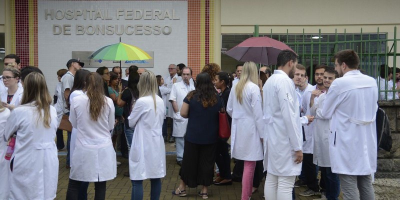Fies: alunos de medicina reclamam de aumento abusivo nas mensalidades
